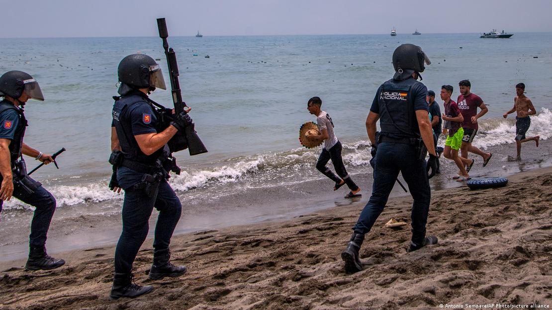 Tres agentes de policía en la playa. Tres agentes de policía en la playa.