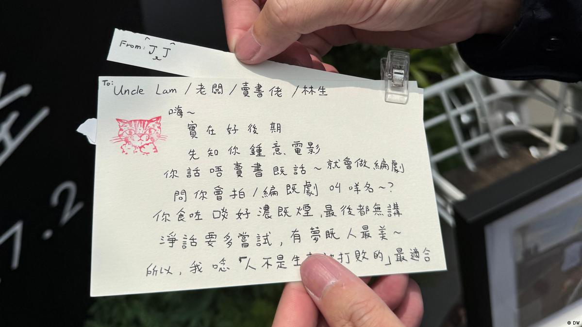 一位不愿具名的在台港人在自制的小卡片背后，写下了要给林荣基的话。