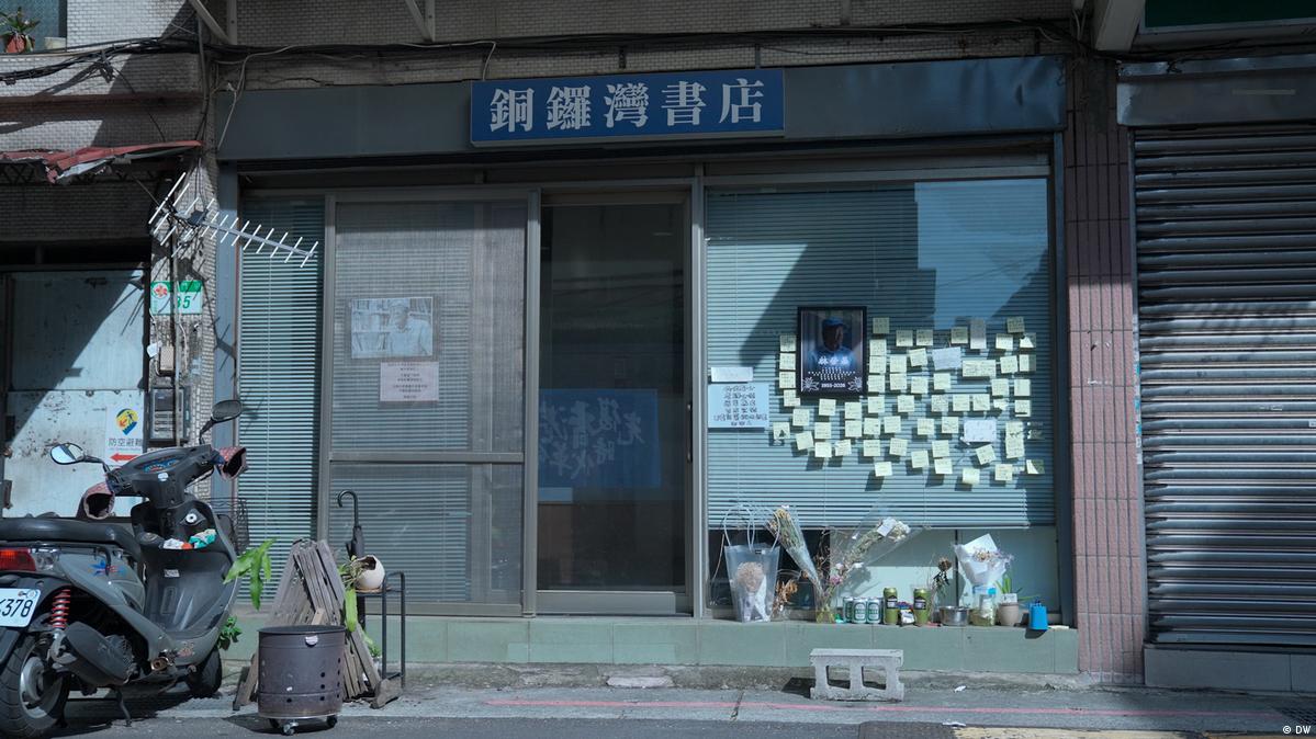 林荣基过世后，铜锣湾书店门口摆著花束、台啤和香菸。