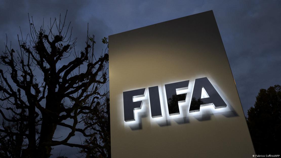Το λογότυπο της FIFA στα κεντρικά της ομοσπονδίας στη Ζυρίχη