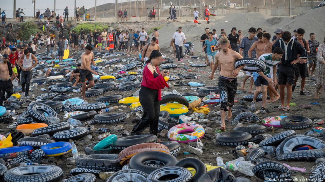 Miles de flotadores en la arena. Alrededor muchas personas. Miles de flotadores en la arena. Alrededor muchas personas.