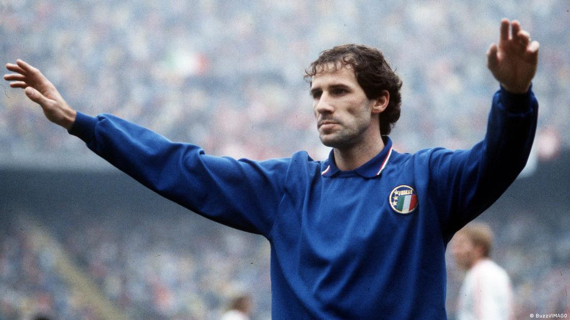 Franco Baresi con la camiseta azul de Italia