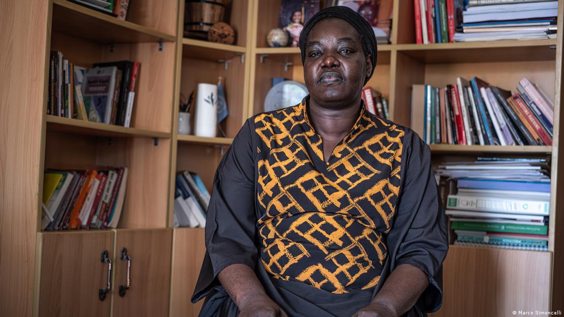 Parlamentar Ayen Mijok Kiir sentada em escritório