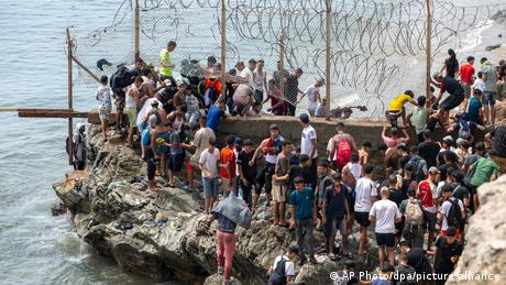 Marokko hat die Verantwortung für den Andrang von Migranten auf Ceuta zurückgewiesen.