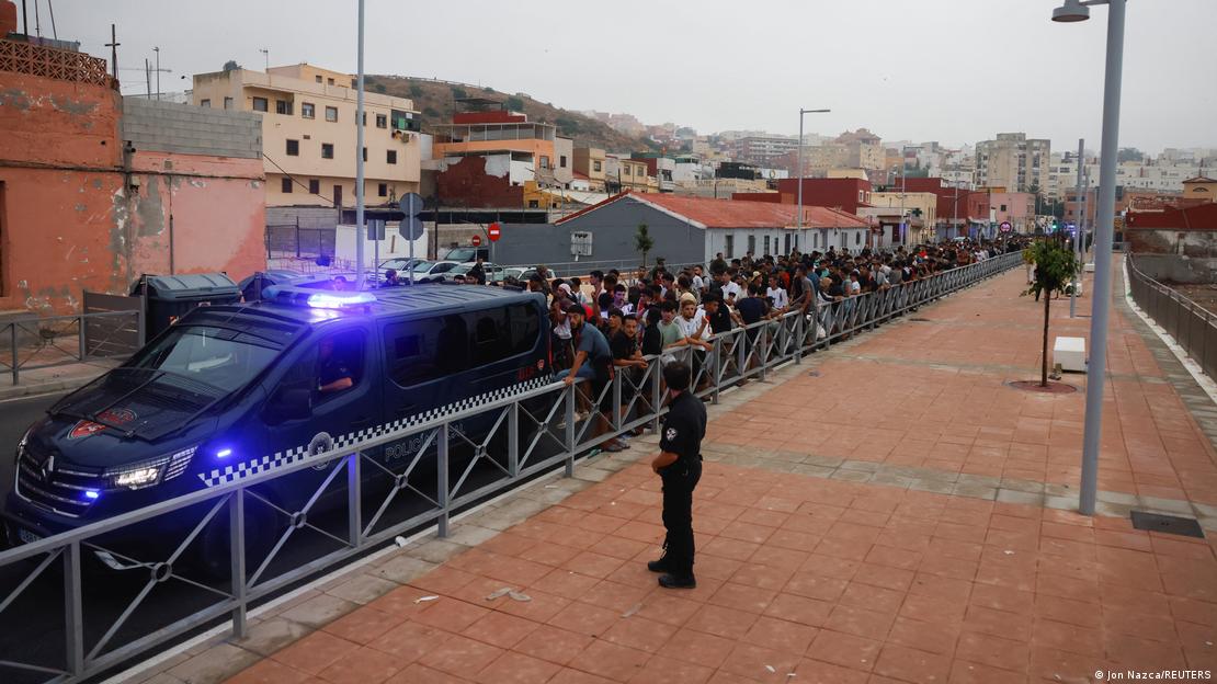 Μετανάστες οδηγούνται εκτός ισπανικού εδάφους στη Θέουτα Μετανάστες οδηγούνται εκτός ισπανικού εδάφους στη Θέουτα