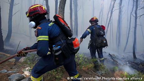 Griechische Feuerwehr kämpft gegen Waldbrand nahe Athen