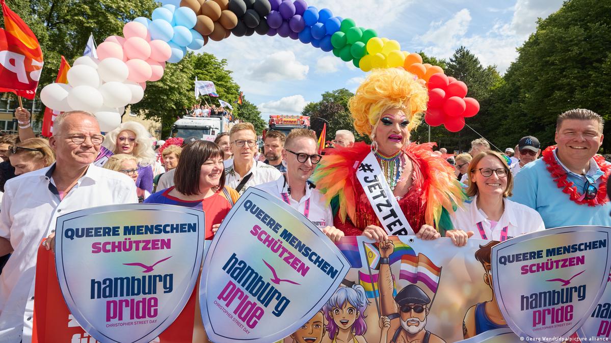 Deutschland Hamburg 2026 | Start der CSD-Parade mit Miersch, Fegebank & Olivia Jones 汉堡“骄傲游行”(Hamburg Pride)发言人曼努埃尔·奥皮茨(Manuel Opitz)表示,不会因这次袭击而退缩