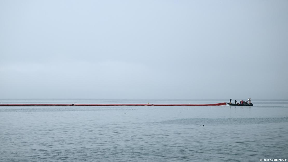 Barco coloca barreira no mar de CEuta