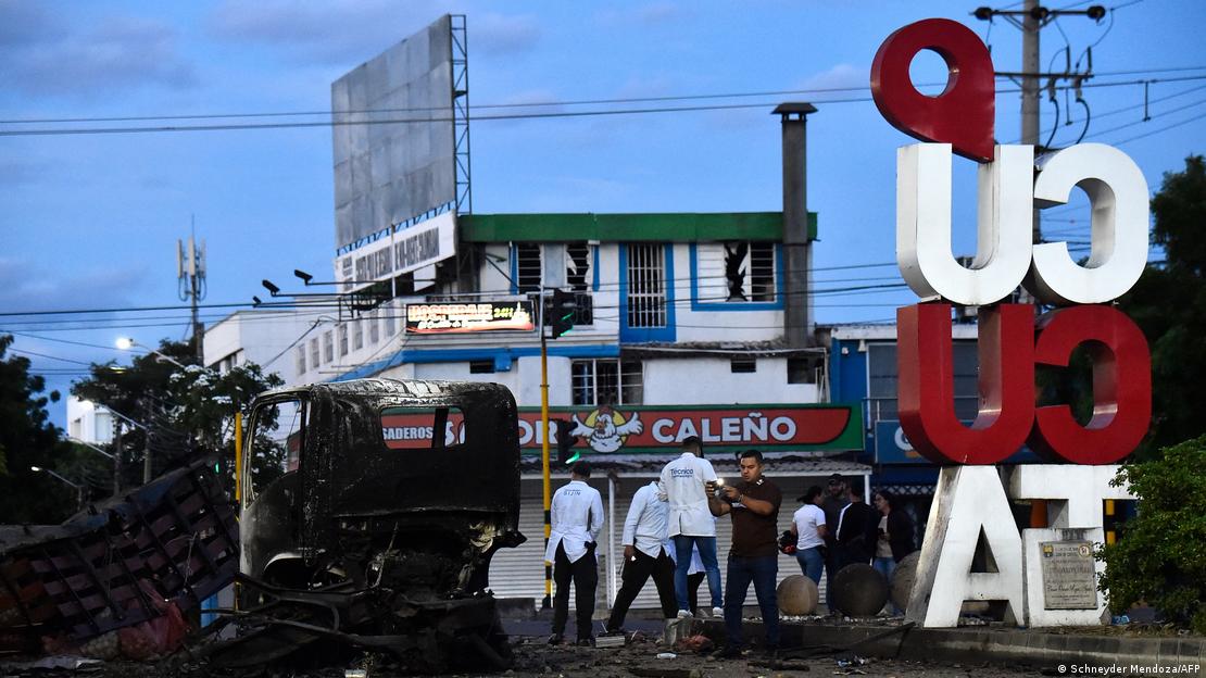 Investigadores forenses y agentes de policía examinan los escombros en el lugar de la explosión de un coche bomba cerca de una comisaría de policía en Cúcuta, Colombia, el 1 de agosto de 2026. Investigadores forenses y agentes de policía examinan los escombros en el lugar de la explosión de un coche bomba cerca de una comisaría de policía en Cúcuta, Colombia, el 1 de agosto de 2026.