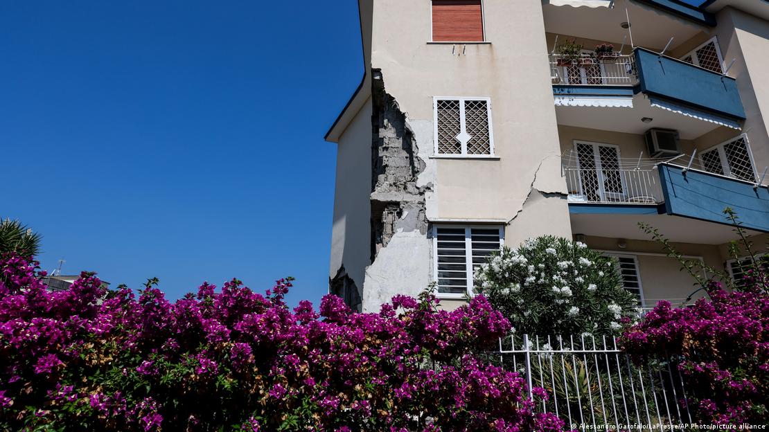 Edifício atingido por terremoto