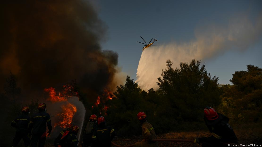 Πυροσβεστικό ελικόπτερο πάνω από το Πόρτο Γερμενό