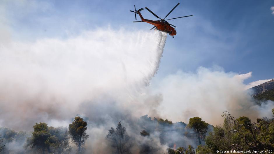 Grécia: helicópteros dos bombeiros colidem enquanto incêndios florestais se espalham