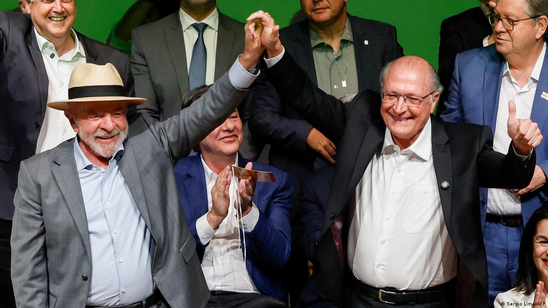 El presidente de Brasil, Luiz Inácio Lula da Silva (izq.), y el vicepresidente Geraldo Alckmin se toman de la mano durante la convención nacional del Partido Socialista Brasileño (PSB) en Brasilia, el 29 de julio de 2026, donde el partido respaldó oficialmente la candidatura de Lula da Silva y Alckmin para las elecciones de 2026. El presidente de Brasil, Luiz Inácio Lula da Silva (izq.), y el vicepresidente Geraldo Alckmin se toman de la mano durante la convención nacional del Partido Socialista Brasileño (PSB) en Brasilia, el 29 de julio de 2026, donde el partido respaldó oficialmente la candidatura de Lula da Silva y Alckmin para las elecciones de 2026.