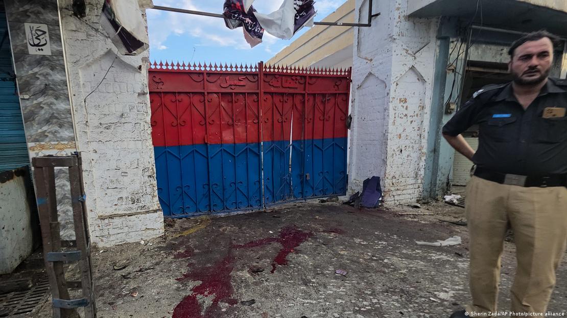 Un agente de policía examina el lugar tras un atentado suicida con bomba en Kabal. Una gran mancha de sangre es visible en el suelo. Un agente de policía examina el lugar tras un atentado suicida con bomba en Kabal. Una gran mancha de sangre es visible en el suelo.