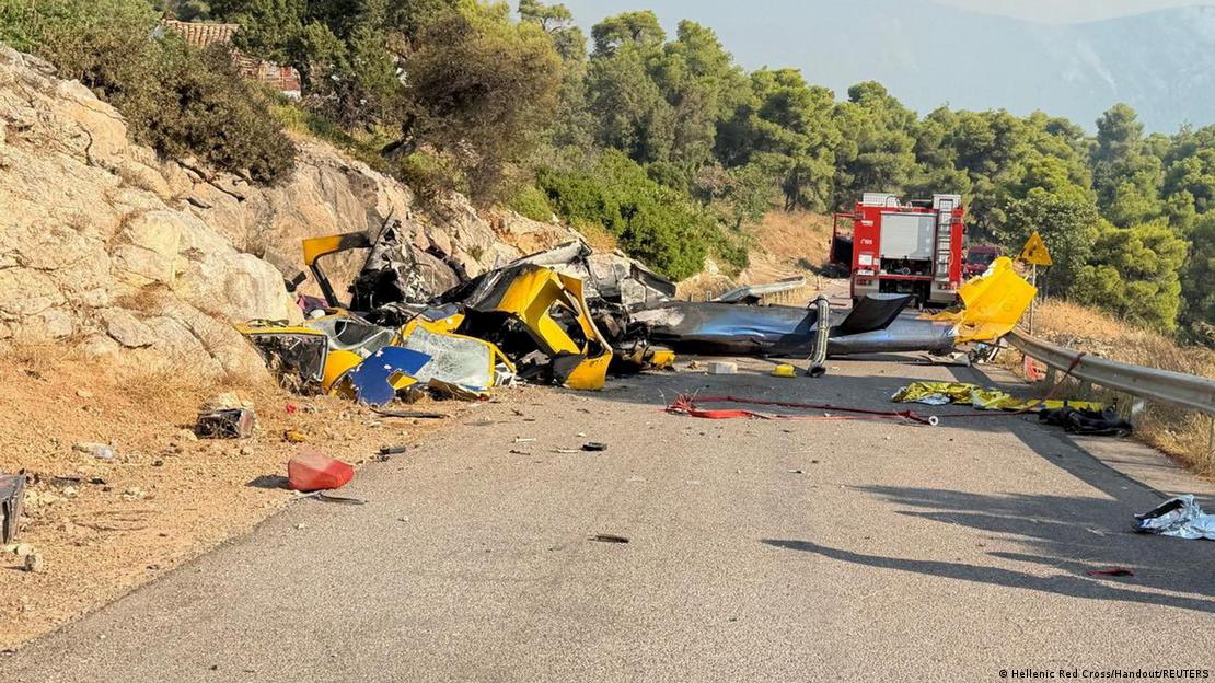 Τα συντρίμμια του ενός ελικοπτέρου στην Ψάθα