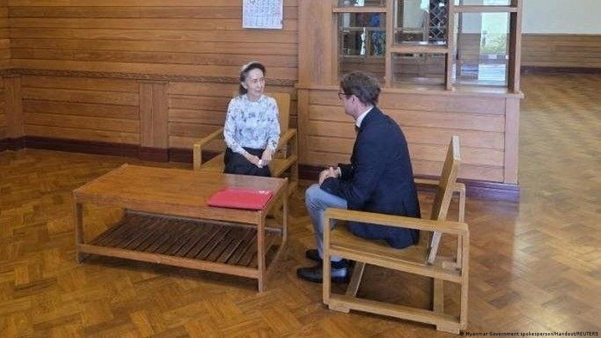 缅甸总统府办公室释出昂山素季与红十字会代表见面画面