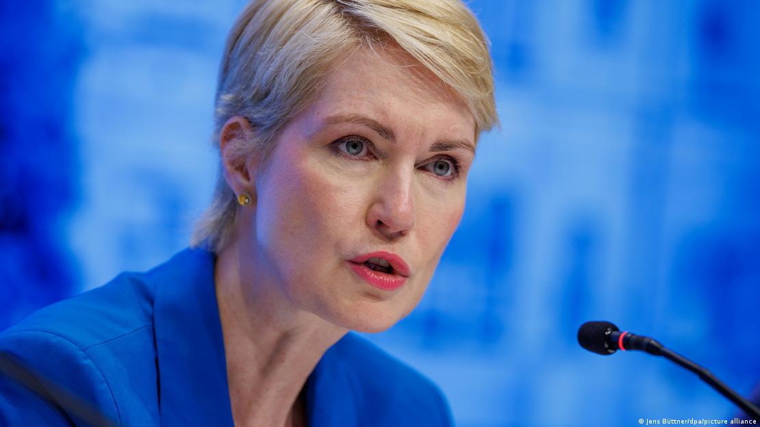 Das Bild zeigt eine Frau mit kurzen blonden Haaren im blauen Jackett vor einem blauen Hintergrund: die Ministerpräsidentin von Mecklenburg-Vorpommern, Manuela Schwesig von den Sozialdemokraten Das Bild zeigt eine Frau mit kurzen blonden Haaren im blauen Jackett vor einem blauen Hintergrund: die Ministerpräsidentin von Mecklenburg-Vorpommern, Manuela Schwesig von den Sozialdemokraten