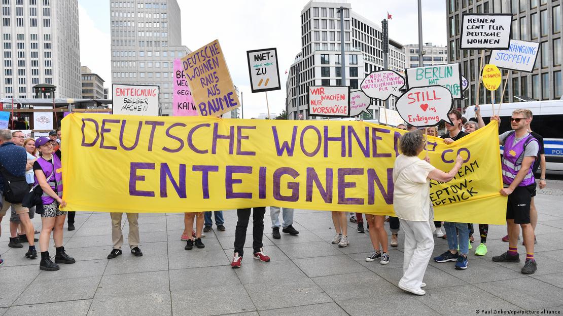 Berlin Protestues kërkojnë shpronësimin e kompanisë së manaxhimit të banesave Deutsche Wohnen Berlin Protestues kërkojnë shpronësimin e kompanisë së manaxhimit të banesave Deutsche Wohnen