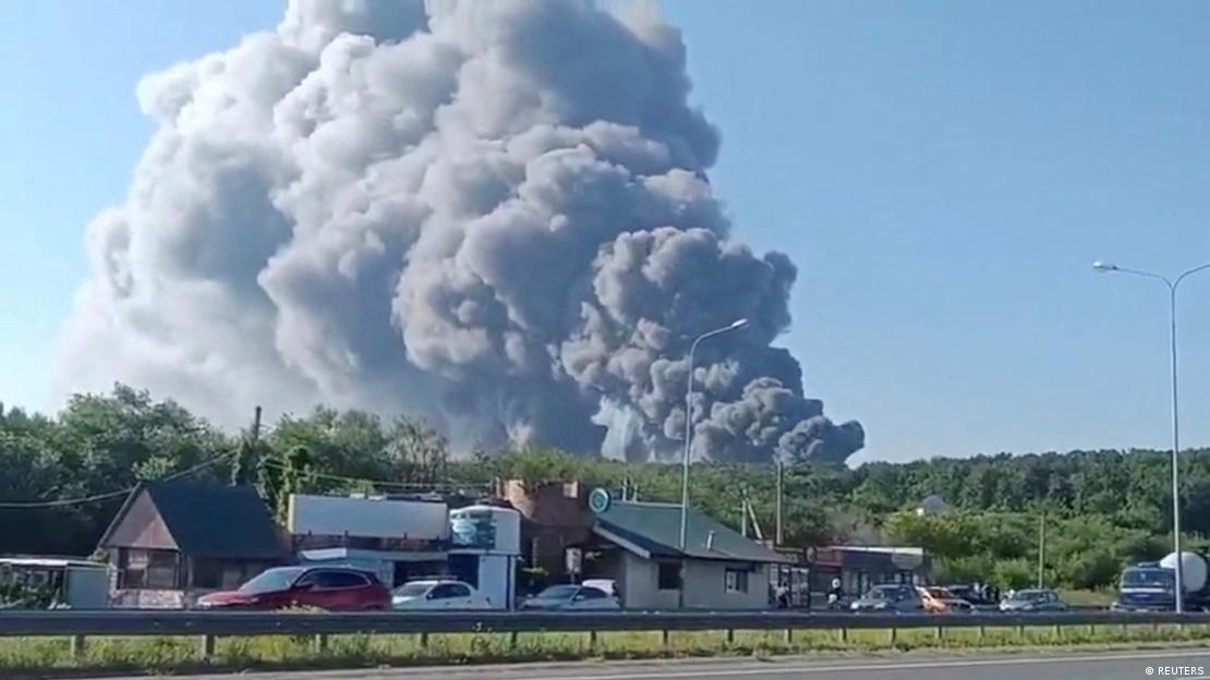 Humo tras otro ataque con drones ucranianos a un almacén de Wildberries en Novosemeykino, región de Samara, Rusia, el 2 de agosto de 2026. Imagen de un video de redes sociales.