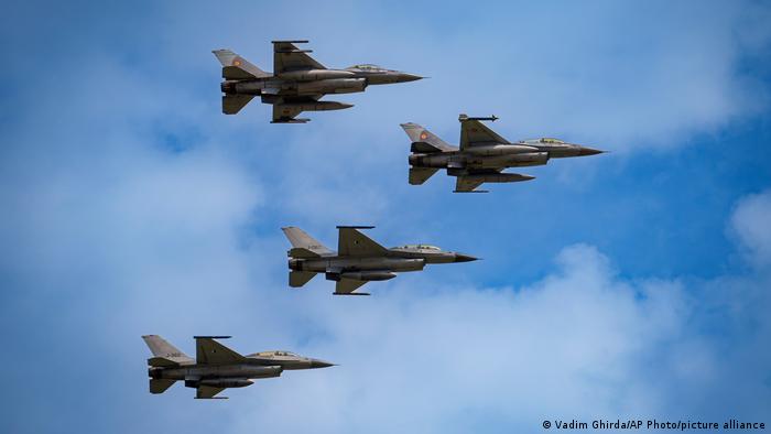 Cazas F-16 de la fuerza aérea rumana (imagen de archivo)