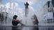 Seúl: dos niños se refrescan y juegan en una fuente durante la ola de calor.