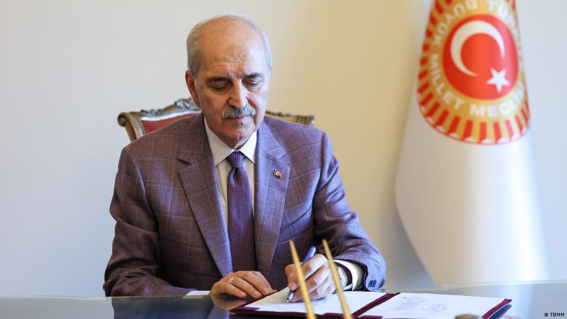 TBMM Başkanı Numan Kurtulmuş yasa tasırını imzalarken