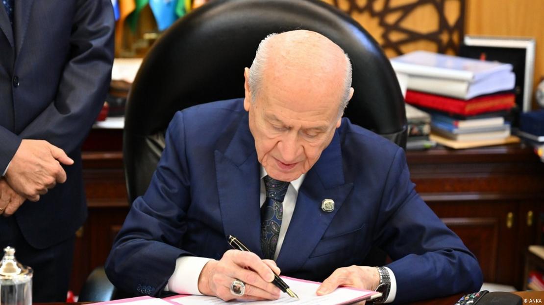 MHP lideri Devlet Bahçeli tasarıyı imzalıyor
