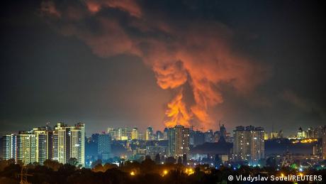 Bei russischen Raketenangriffen auf Kyjiw wurden mindestens 15 Menschen getötet.