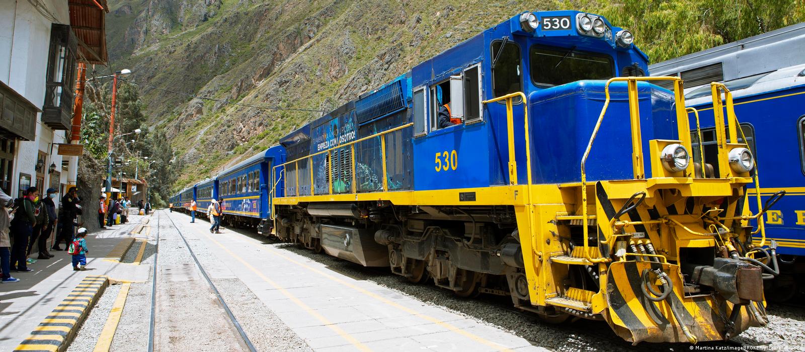 Incendio forestal obliga a suspender trenes a Machu Picchu