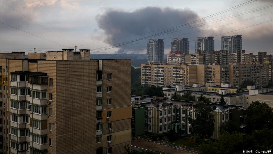 РФ знову атакувала Київ: горіла багатоповерхівка, є постраждалі