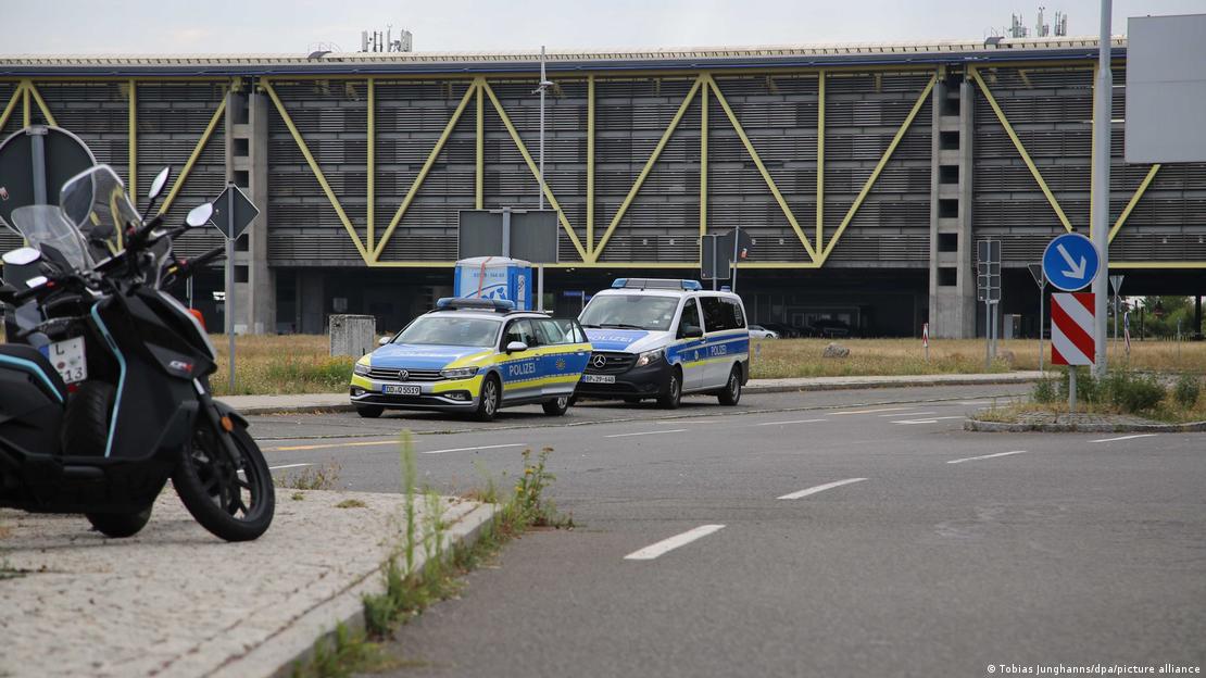 Policiais no aeroporto de Leipzig/Halle