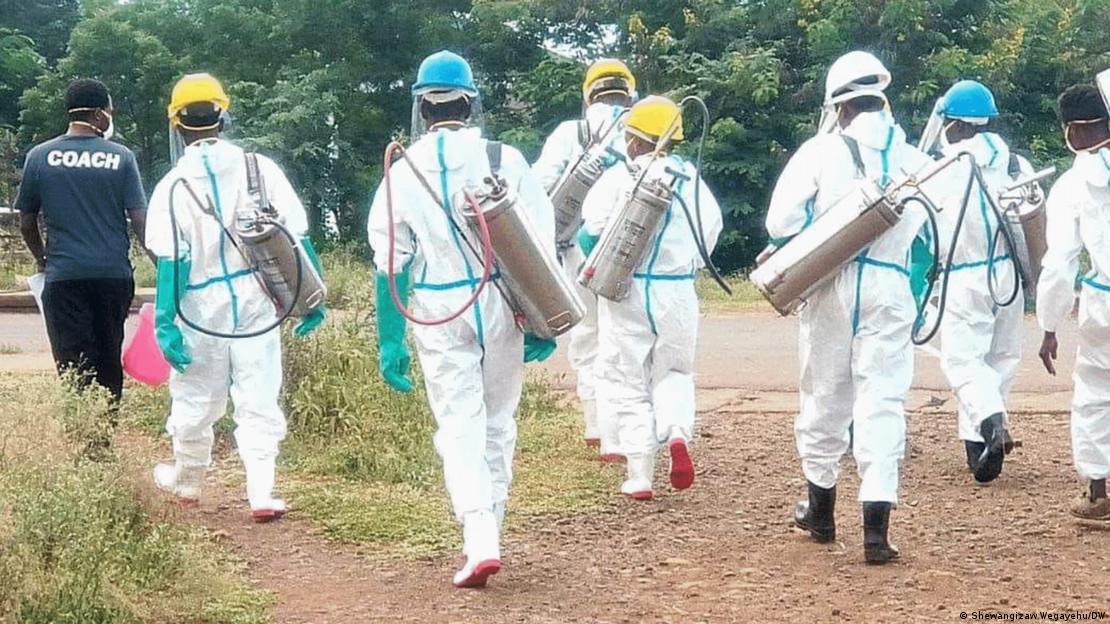 Un grupo de trabajadores se apresta para participar en una operación para eliminar mosquitos en Etiopía.
