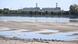 Rio Danúbio com nível de água muito baixo. Ao fundo, a usina nuclear de Paks