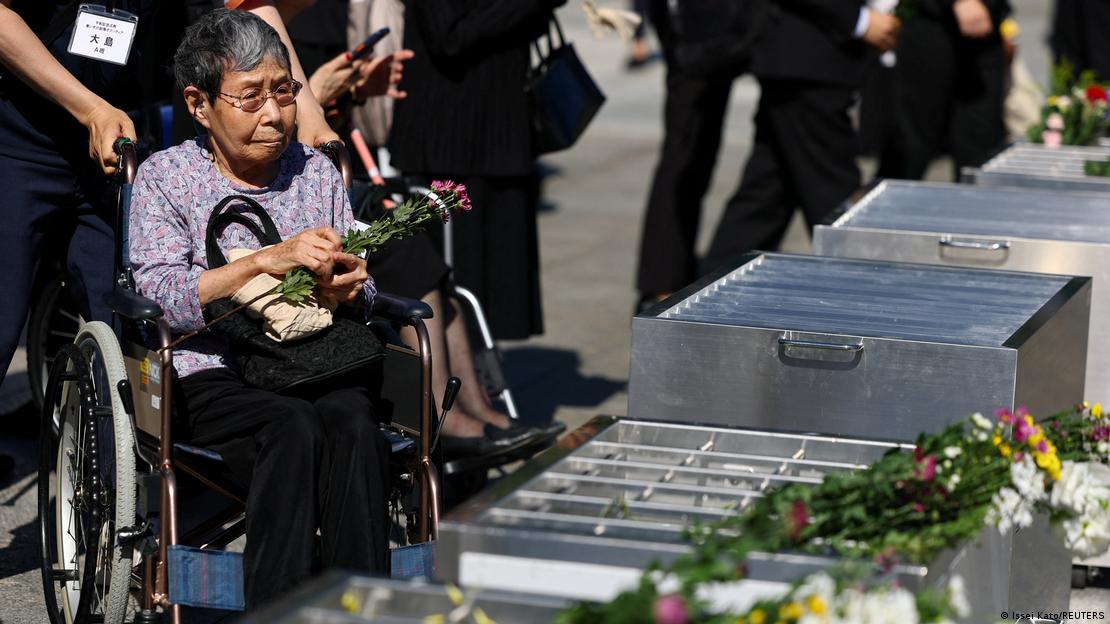 Japón, Hiroshima 2026 | 81.º aniversario del bombardeo atómico | Mujer con una flor en silla de ruedas Japón, Hiroshima 2026 | 81.º aniversario del bombardeo atómico | Mujer con una flor en silla de ruedas