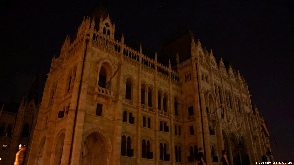 Budapeşte'deki Macaristan Parlamento binası gece saatlerinde sınırlı ışık altında yer alıyor; enerji tasarrufu kapsamında yapının aydınlatması asgariye indirilmiş durumda. Budapeşte'deki Macaristan Parlamento binası gece saatlerinde sınırlı ışık altında yer alıyor; enerji tasarrufu kapsamında yapının aydınlatması asgariye indirilmiş durumda.