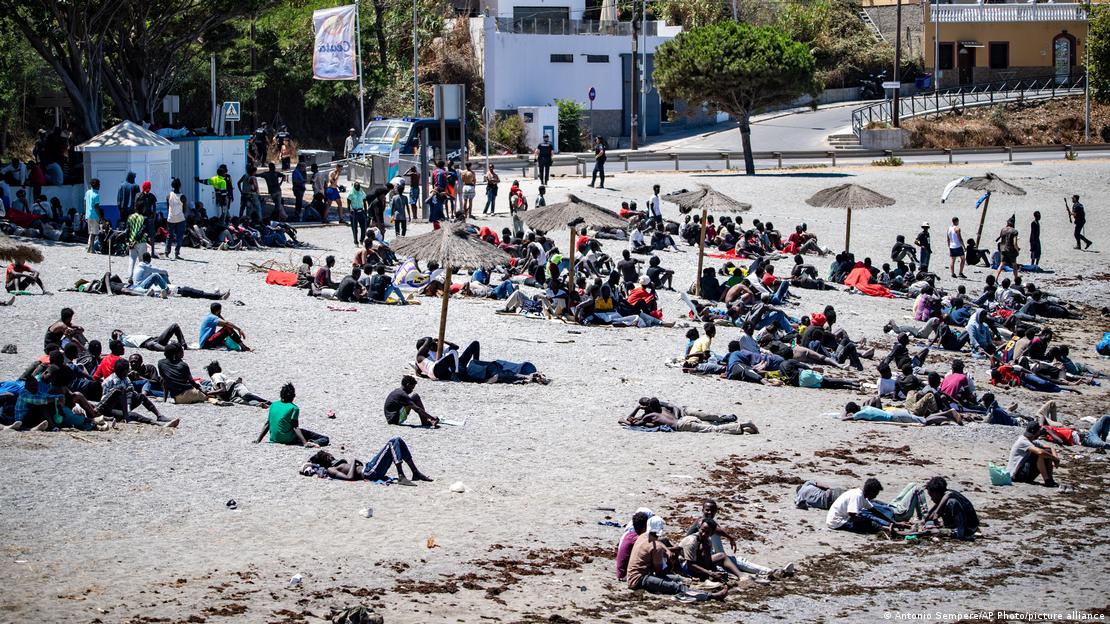 Migrantes que cruzaron a España desde Marruecos se reúnen en una playa en Ceuta (02.08.2026) Migrantes que cruzaron a España desde Marruecos se reúnen en una playa en Ceuta (02.08.2026)