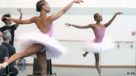 Leroy Mokgatle bricht mit den Traditionen des traditionellen Balletttanzes.