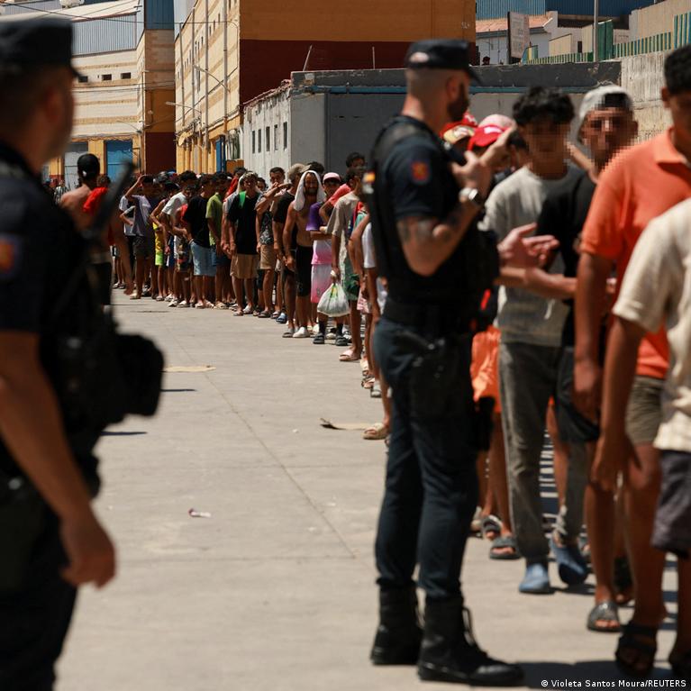Spain threatens to impose border controls on travelers from Italy