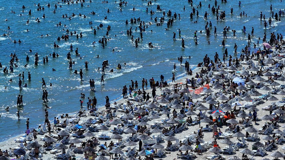 İstanbul'daki Florya Plajı. Plajda ve denizin içinde yoğun bir kalabalık var 