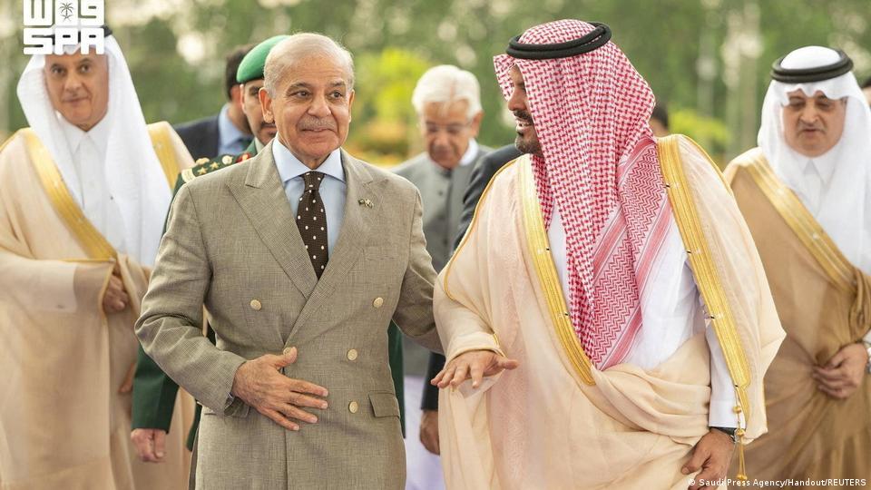 6 اگست 2026 کو جدہ، اس تصویر میں سعودی عرب آمد پر پاکستان کے وزیراعظم کا استقبال کرتے ہوئے مکہ ریجن کے ڈپٹی گورنر شہزادہ سعود بن مشعل بن عبدالعزیز اور شہباز شریف نظر آ رہے ہیں 6 اگست 2026 کو جدہ، اس تصویر میں سعودی عرب آمد پر پاکستان کے وزیراعظم کا استقبال کرتے ہوئے مکہ ریجن کے ڈپٹی گورنر شہزادہ سعود بن مشعل بن عبدالعزیز اور شہباز شریف نظر آ رہے ہیں
