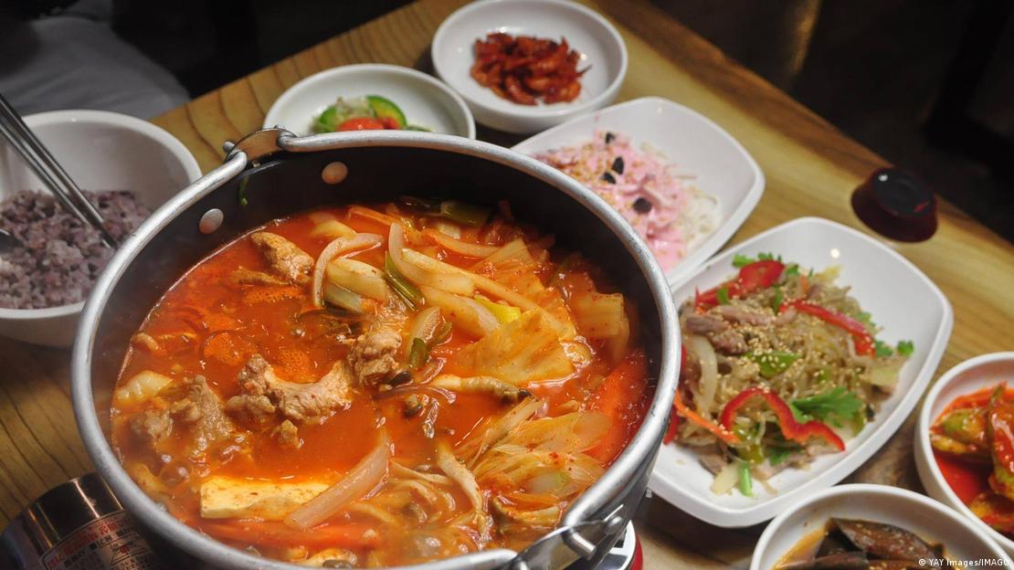 Con temperaturas cercanas a los 40 °C, los medios estatales promocionan la sopa de carne de perro y los caldos con ginseng como remedios tradicionales, mientras la península enfrenta un verano de récord.