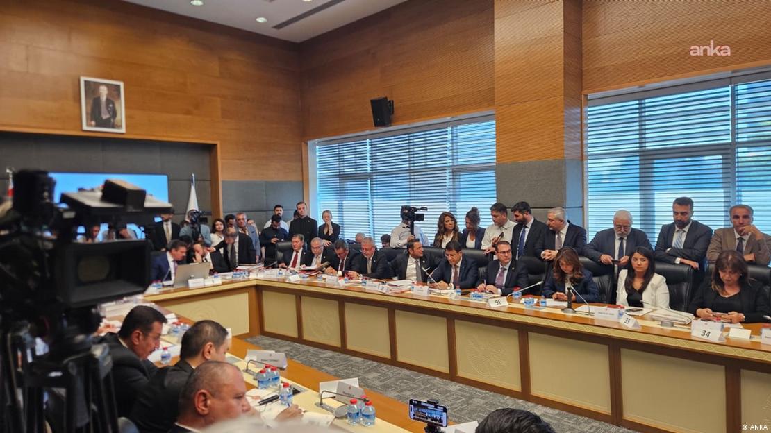 Salonun küçük olması nedeniyle bir çok kişi ayakta bekliyor. 