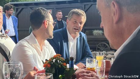 Sachsen-Anhalts Ministerpräsident Sven Schulze bei einer Wahlkampf-Veranstaltung am Rand von Magdeburg