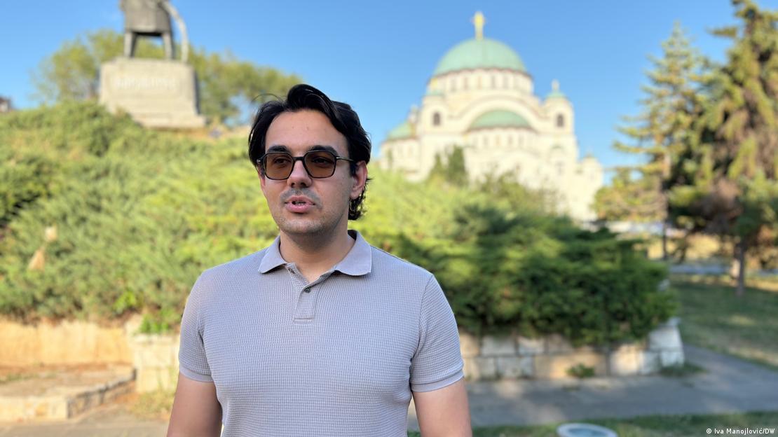 Mijat | portret i një të ri me syze