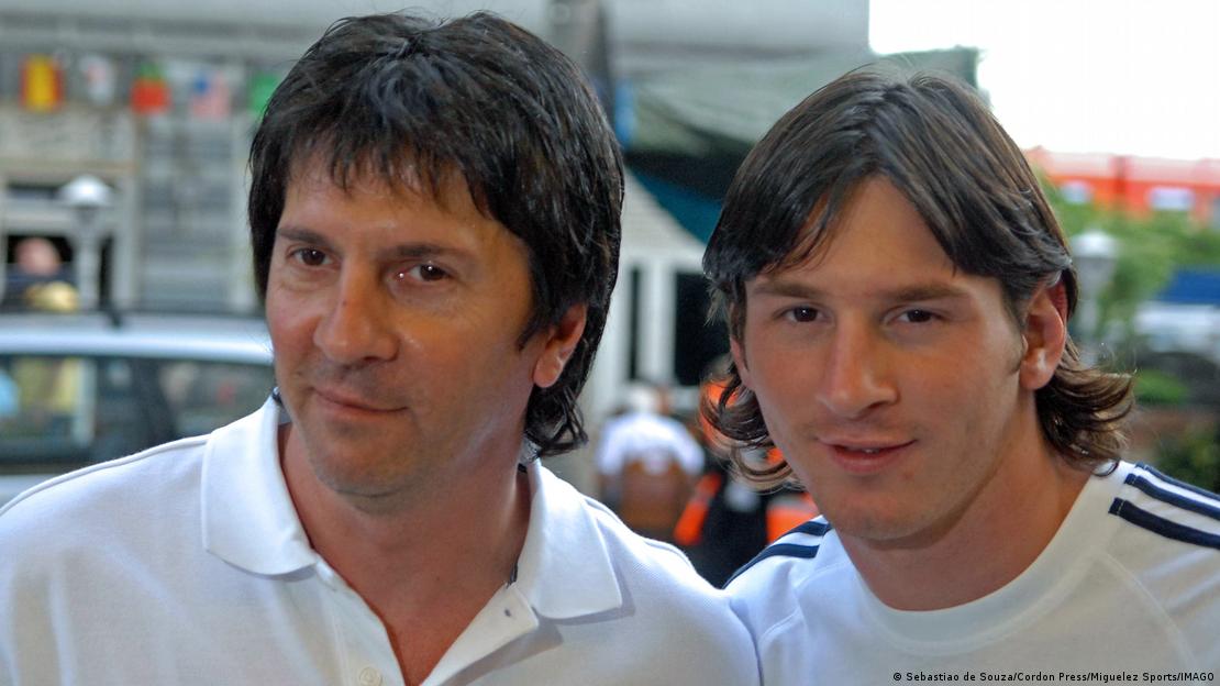 Retrato de padre e hijo en el que se aprecia su parecido físico. Retrato de padre e hijo en el que se aprecia su parecido físico.