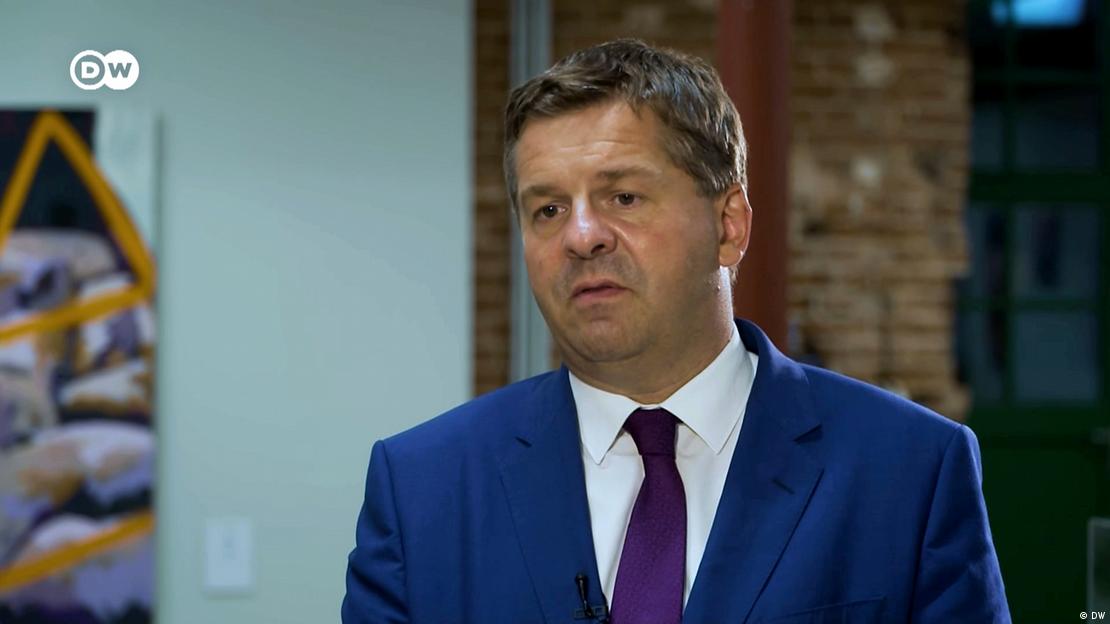 CDU'lu mevcut Eyalet Başbakanı Sven Schulze, bir televizyon söyleşisi sırasında muhtemelen kendisine yöneltilen soruyu dinlerken CDU'lu mevcut Eyalet Başbakanı Sven Schulze, bir televizyon söyleşisi sırasında muhtemelen kendisine yöneltilen soruyu dinlerken