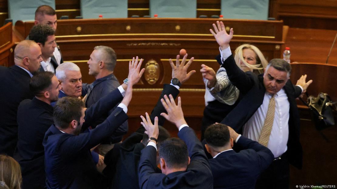 Kosovë 2026 | Deputetja Time Kadrijaj duke hedhur ve ndaj Albin Kurtit 