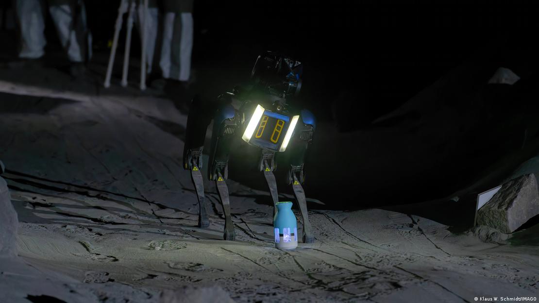 Perro robot caminando en una superficie que emula a la Luna.