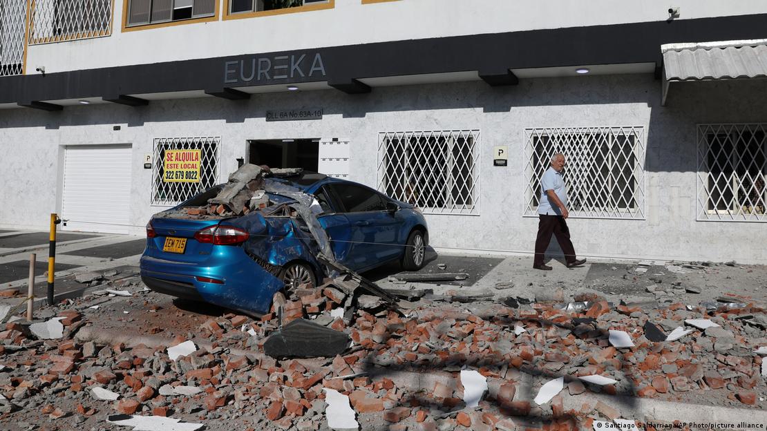 Carro destruído pelos escombros