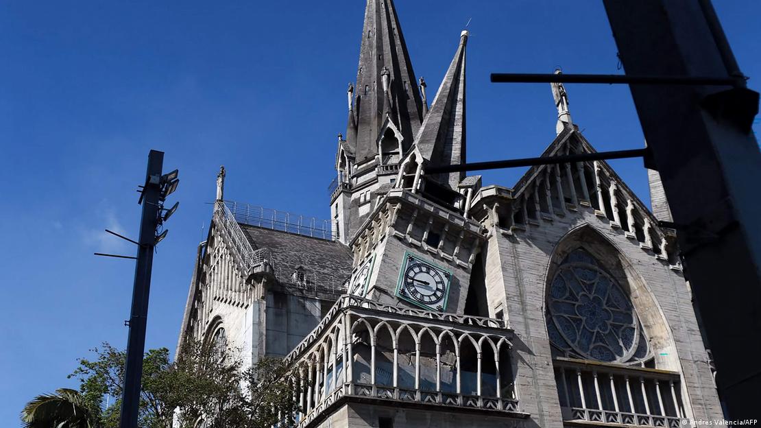 Torre de igreja danificada